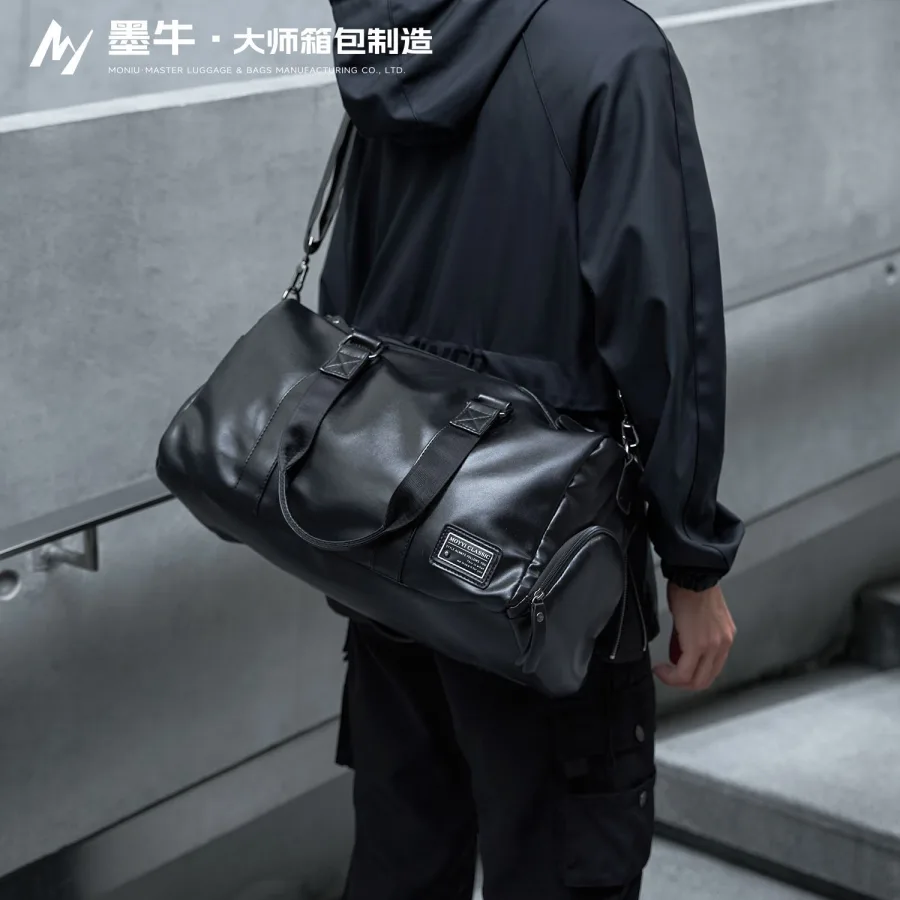 男士旅行包手提包防水运动包圆筒训练健身包大容量行李单肩包ODM